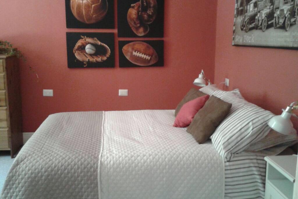 La camera da letto: vista dalla porta d'ingresso - The bedroom: view from the door