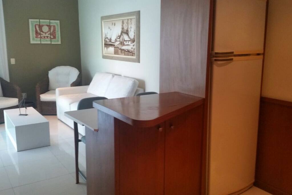 Sala com sofá cama em couro.