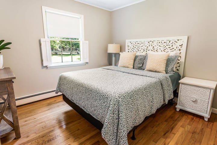 Спална соба на првиот кат со брачен кревет (широк 150-1