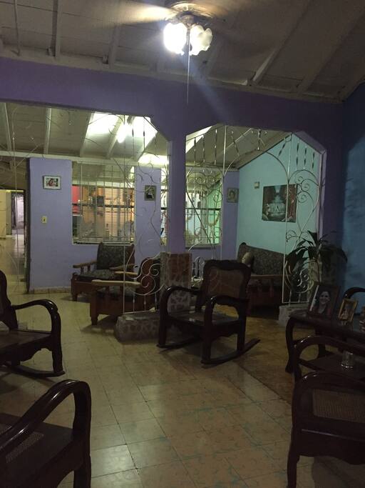 Sala, y entrada de la casa.