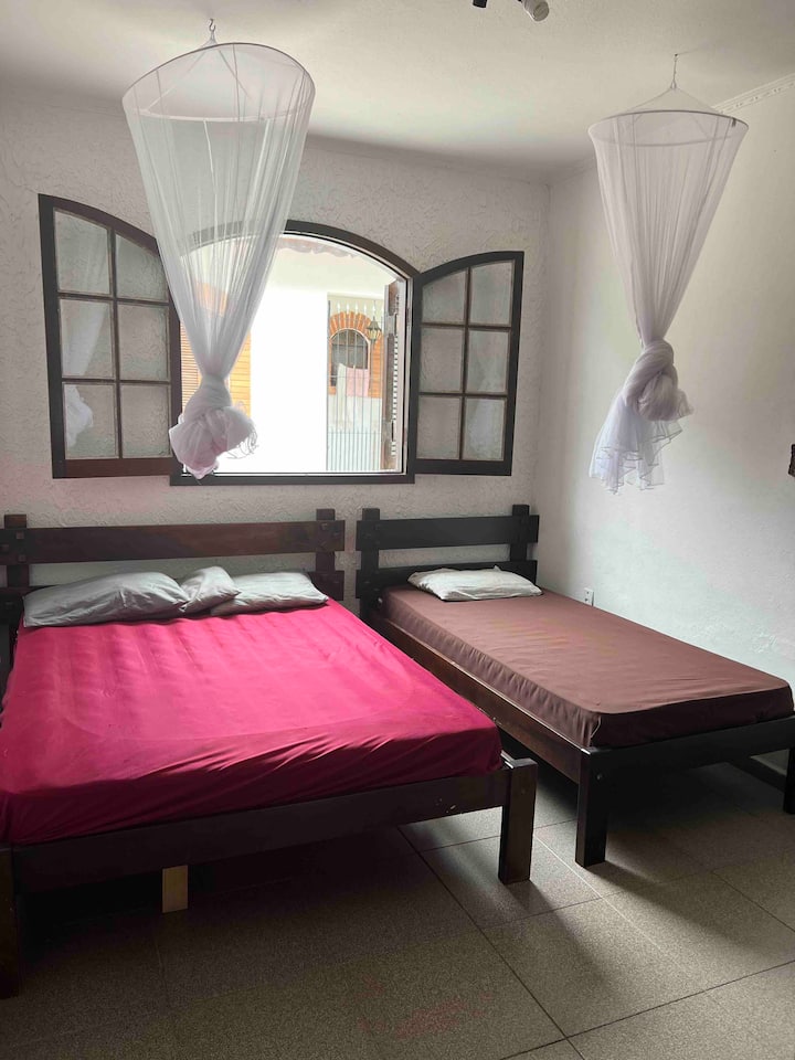 Dormitorio 2: una cama doble y una cama individual.