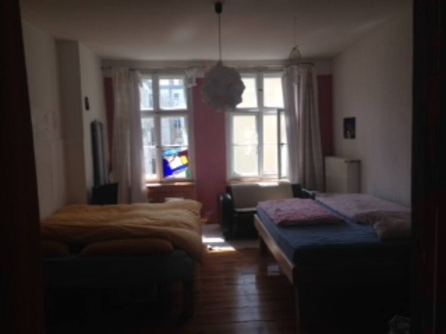 Schlafzimmer mit zwei Doppelbetten