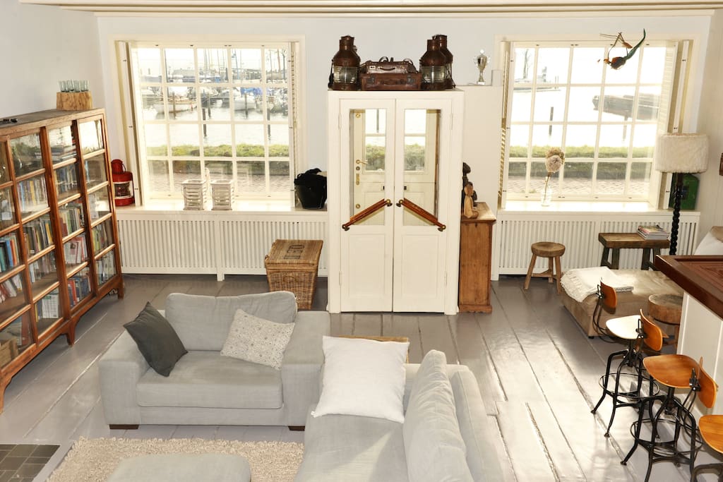 Lovely livingroom with GREAT view at front side and back side