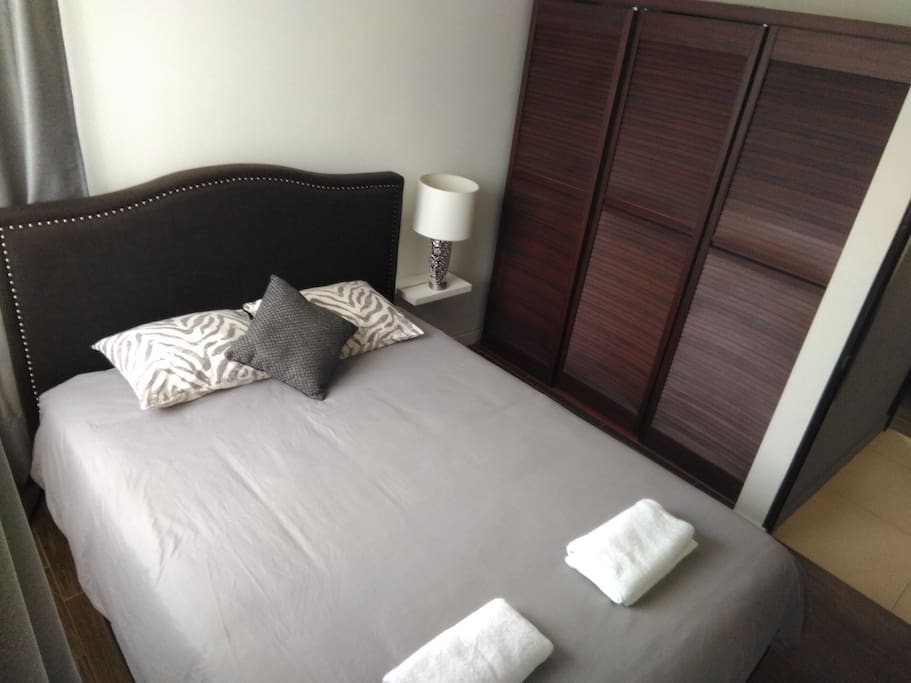 Queen bed, with garden and street views.