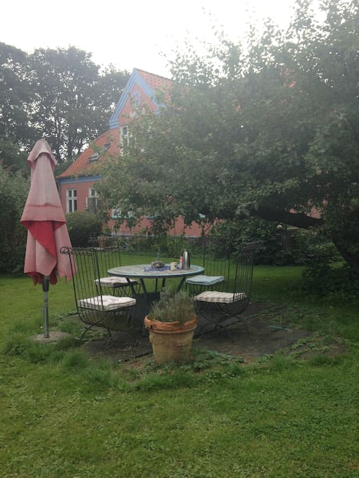 Gæsthus fra haven .. spiseborde og hyggekrog