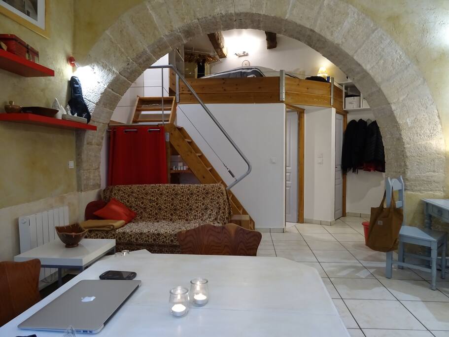 table de séjour - au fond : 1ère porte accès salle de bain, 2ème porte pour les toilettes
