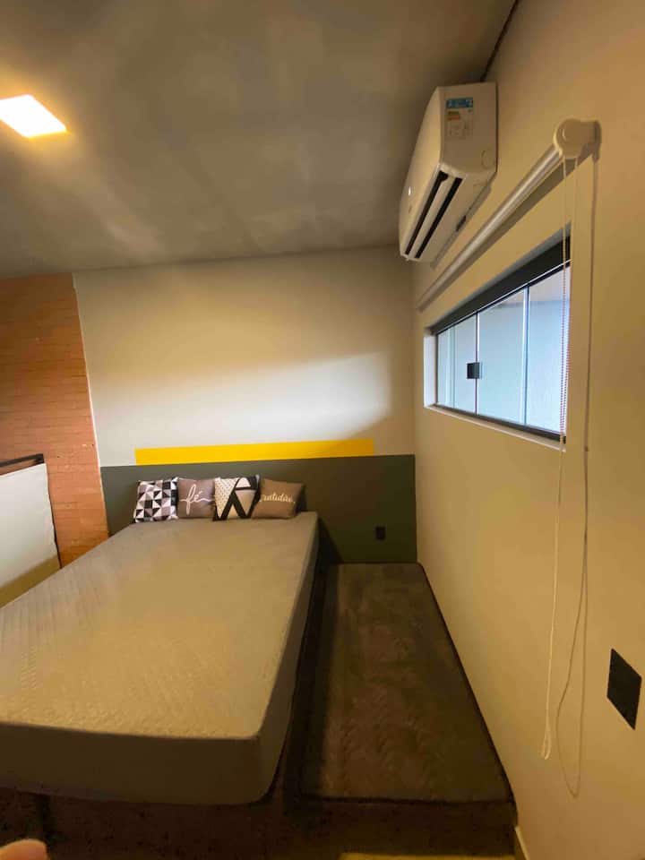 Dortoir mezzanine, détail de la climatisation 18000 Btus
Il dispose d'un balcon donnant sur le quartier