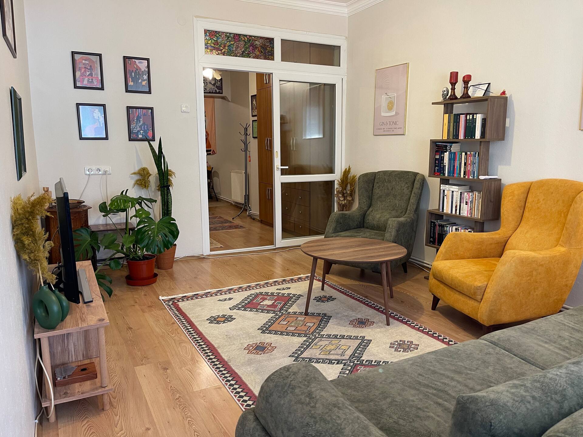 A Bohemish Cosy Apt, so close to public transport