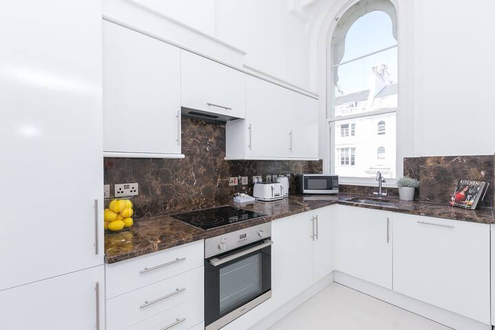 Luxe 2 bed with balcony Lift & A/C in Paddington gallery image 4