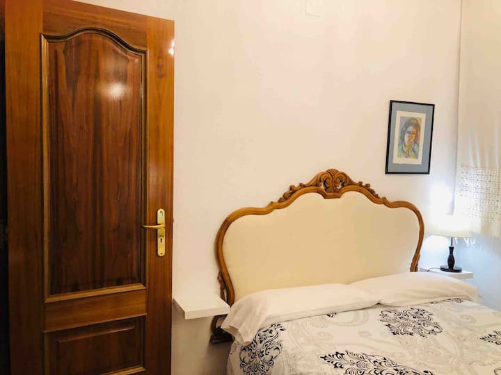 Спална соба „Елена“ со реставрирана стара табла за глава.