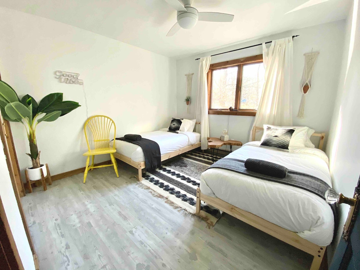 מיטות זוגיות הממוקמות בקומה הראשית. 