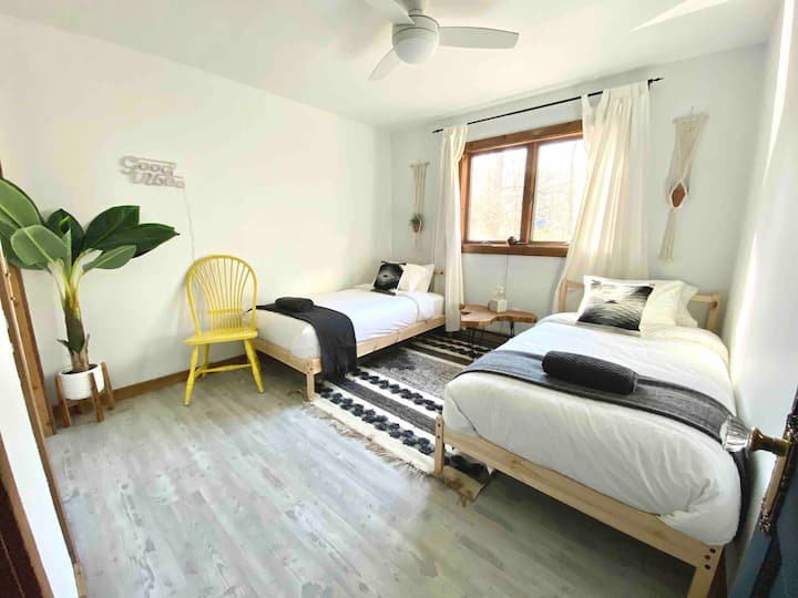 Ტყუპი საწოლი მდებარეობს მთავარ სართულზე. 