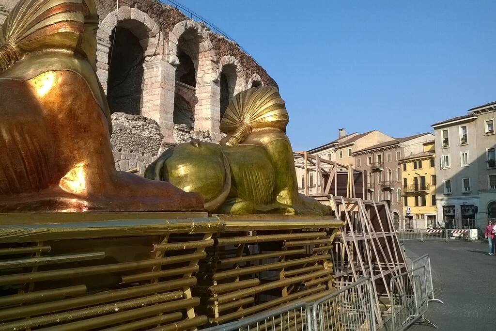 Piazza Bra con scenari Aida