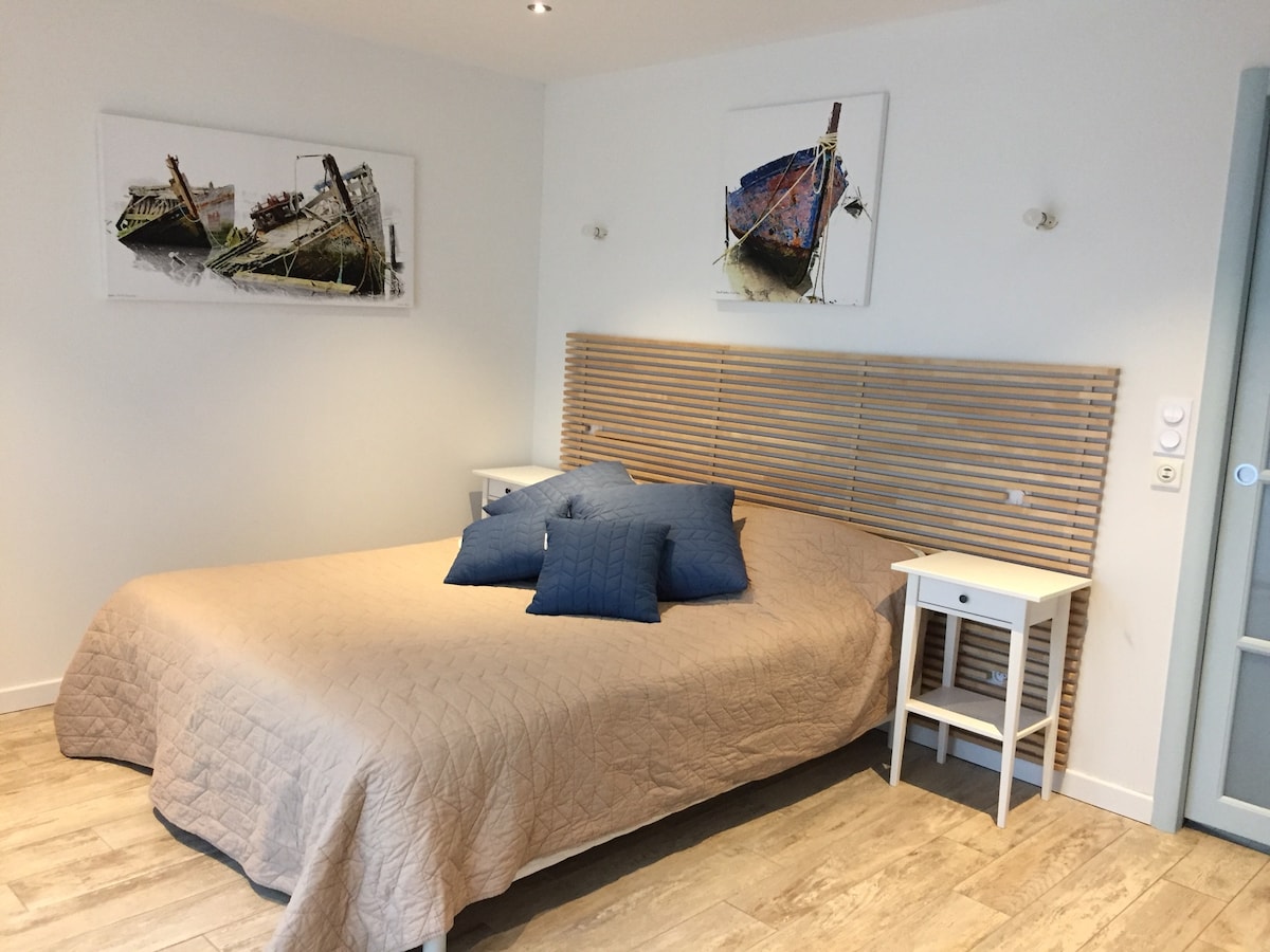 主卧套房，浴室配备淋浴设施和厕所 
床160X200