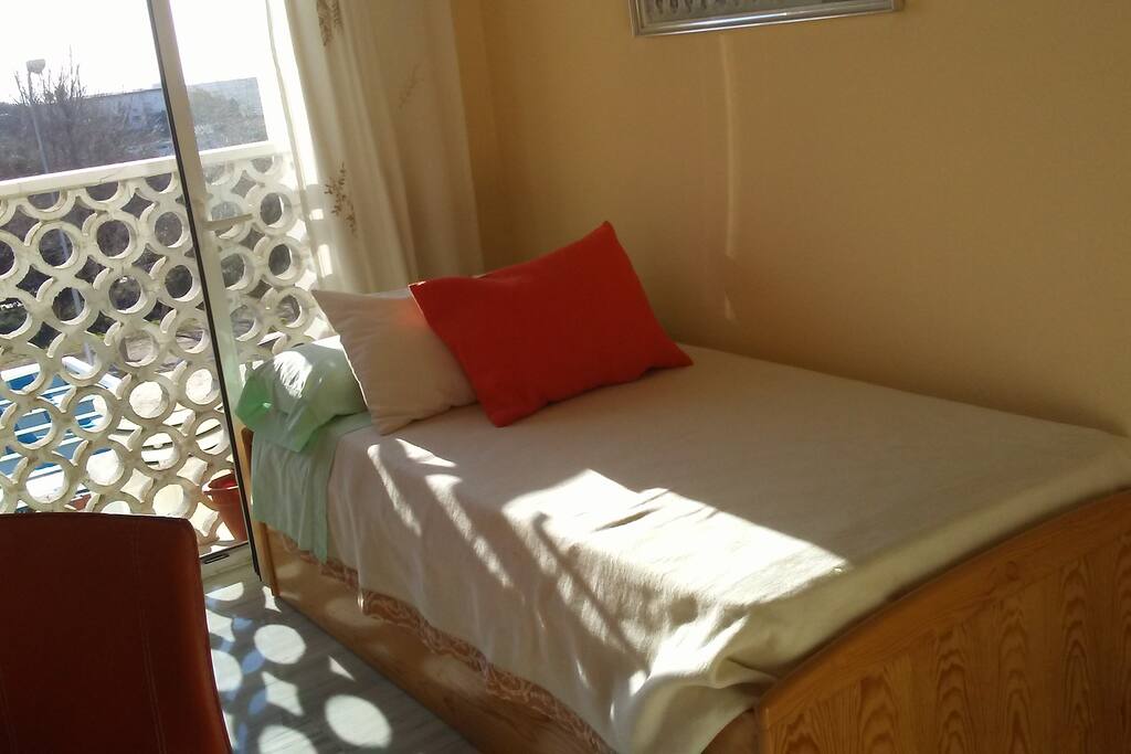 Habitación: cama con sus cajones