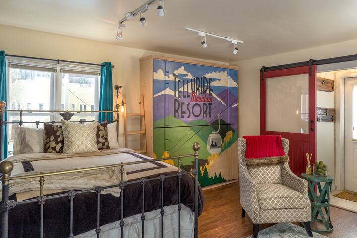 The Coziest, Cutest Bungalow with Incredible Views and within Walking Distance to Everything in Downtown Telluride