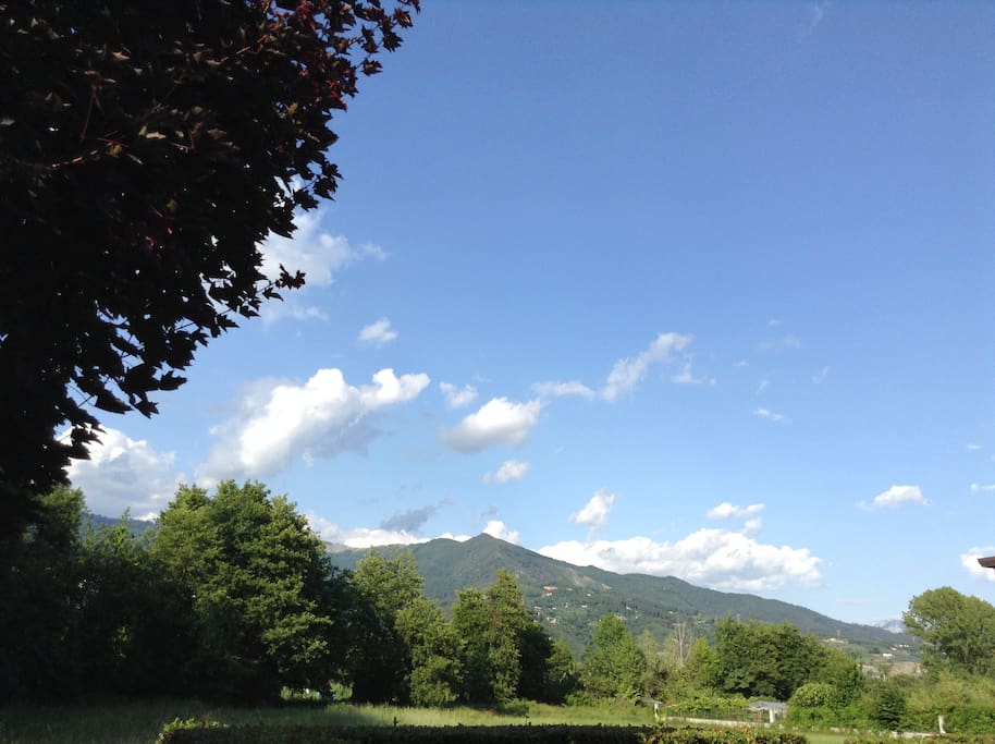 View on the Alpi Apuane from the compound's garden. Vista delle Alpi Apuane (2.000 m di altezza), visibile da ogni punto del giardino condominiale
