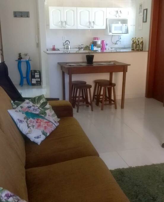 Sala integrada com cozinha americana
