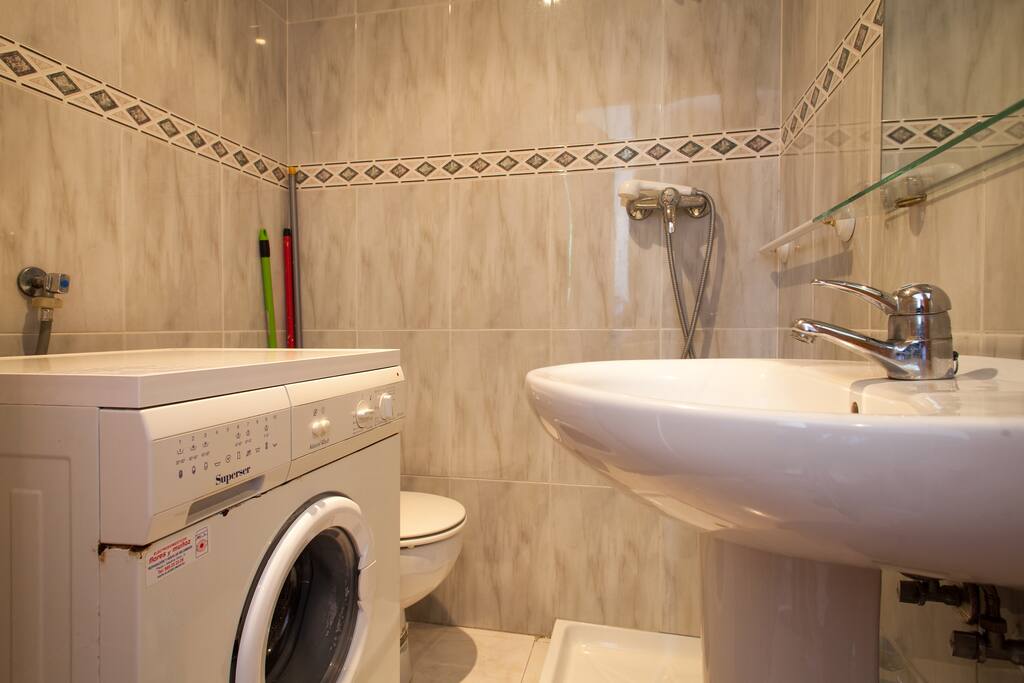 Private half bath with sink and toilet. Aseo privado con lavabo y inodoro.