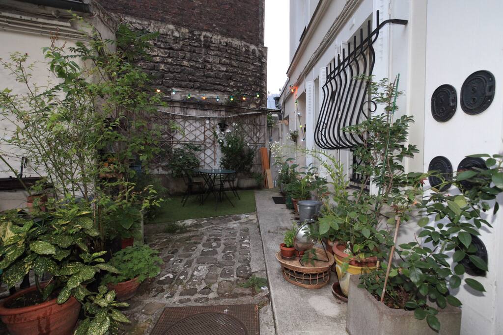 l'appartement du rez-de-chaussée sur cour. terrasse devant la porte