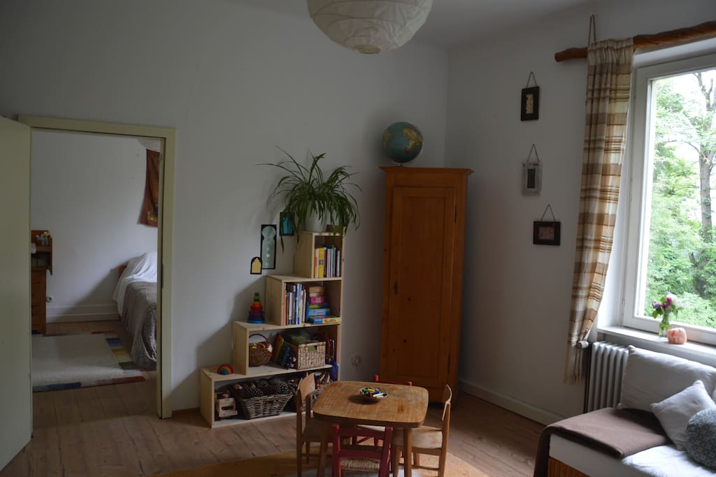 Wohnzimmer: Spielecke & Maltisch