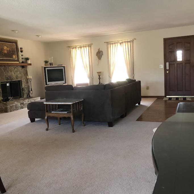 Living room w Fireplace