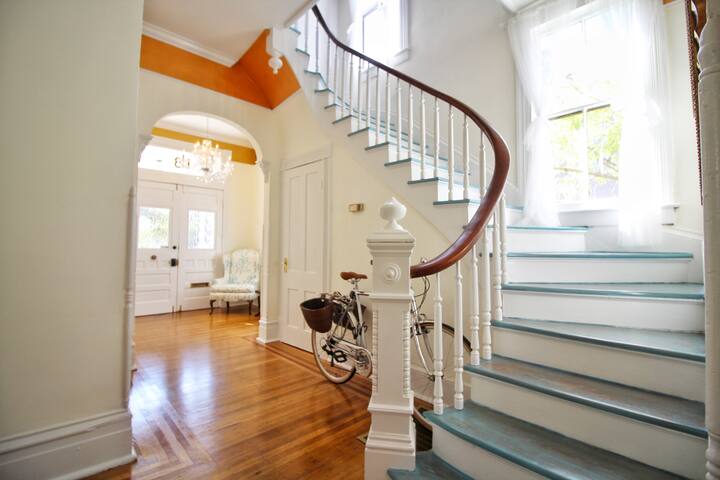 Screen Writer's Nook w/Private Porch @ the 2CV!