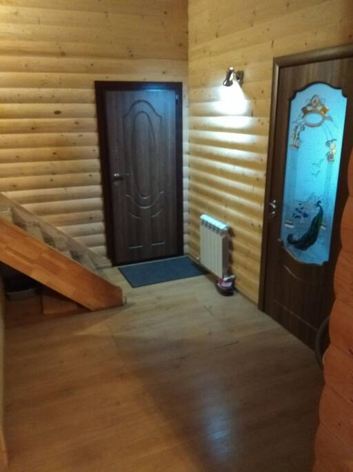 прихожая и дверь на кухню