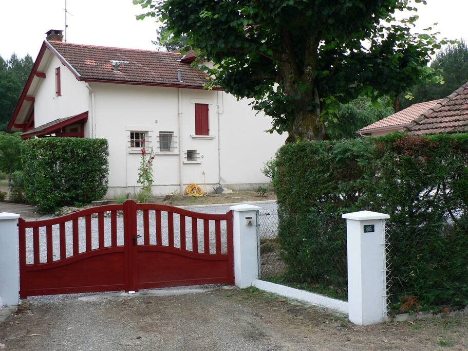L'arrière avec l'entrée sur la rue et le parking