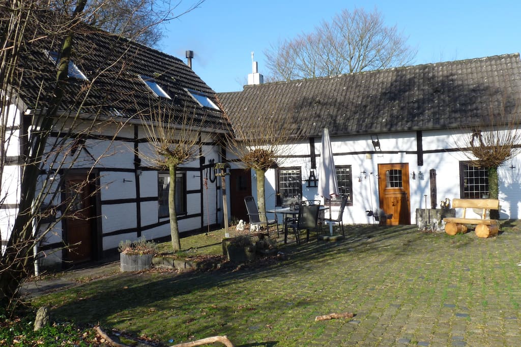 Foto vanuit de binnenhof met rechts de vakantiewoning
