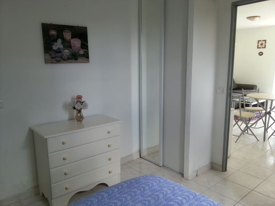 Chambre - 2 placards et commode