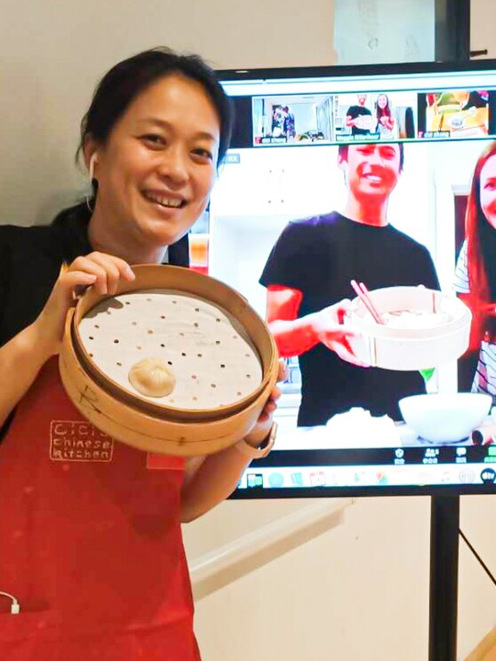 Show full-screen, host-provided image