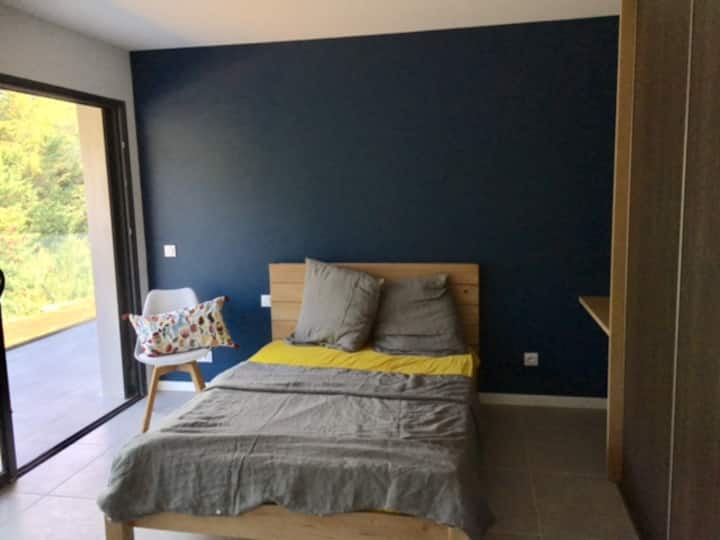 spálňa Dvojlôžko a 3 samostatné poschodové postele. 