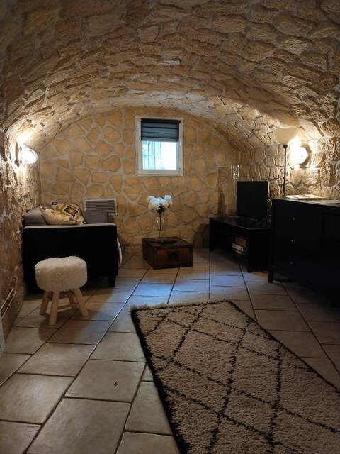 Independent studio near Paris