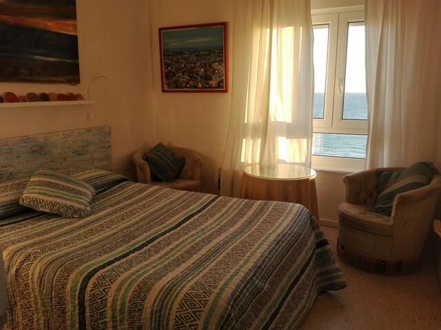 Dormitorio con ventana vista al mar
