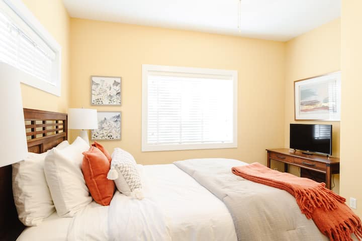 ห้องนอนชั้นหลักยังมีทีวีสตรีมมิ่งขนาด 32 " 