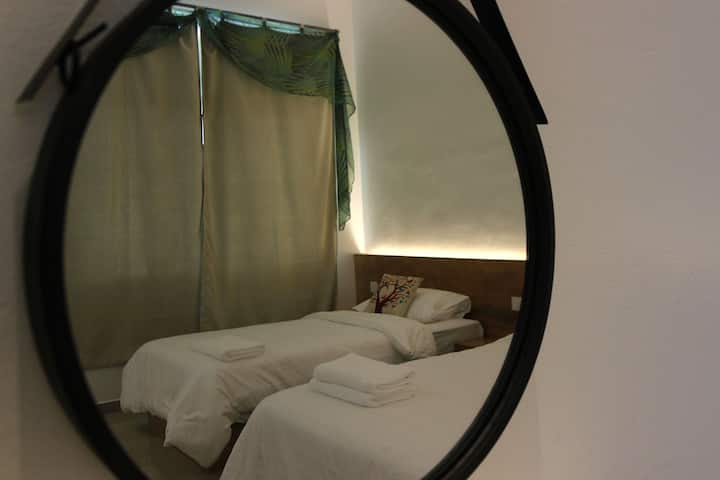 1号卧室配备一张标准双人床和一张单人床