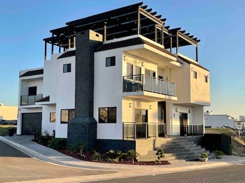 ~Villa Blanca~Luxury property w/180° Ocean Views.