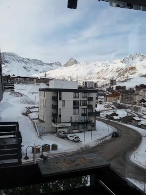vue sur déprt des pistes et entrée garage