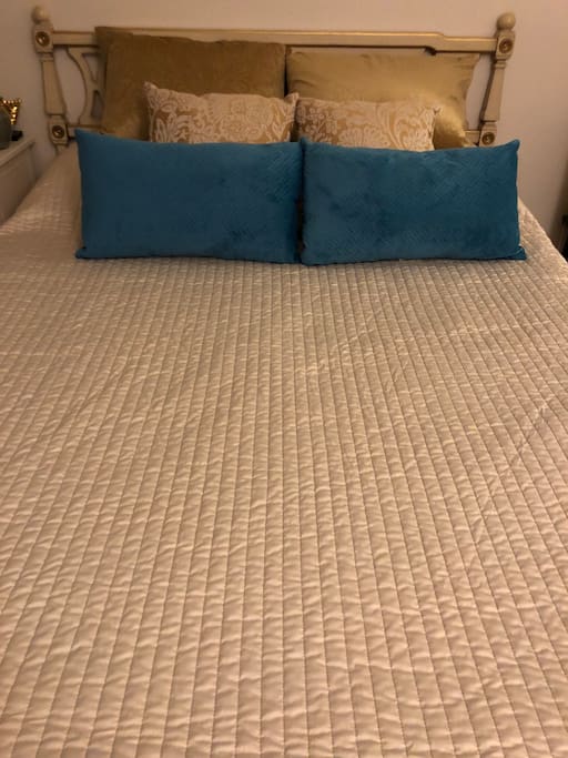 Queen size, luxury, very comfortable bed