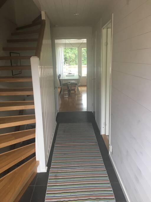 Hallen på markplan tagen från ytterdörren.