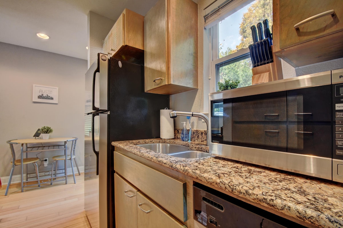 LOCATION & LUXURY - walk to downtown & Whole Foods