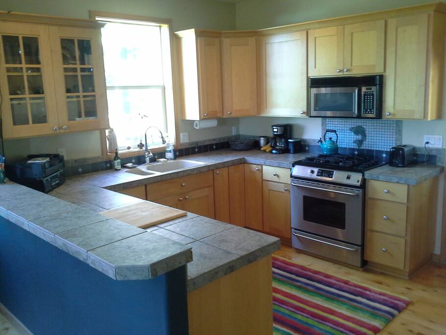 Large kitchen, gas stove, dishwasher, free organic coffee and tea