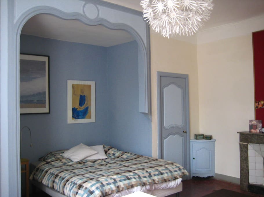 la chambre bleue avec son lit en 160 tout confort dans l'alcove