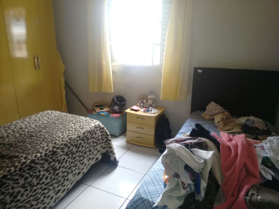 Quarto, 2 camas. E minhas coisas.