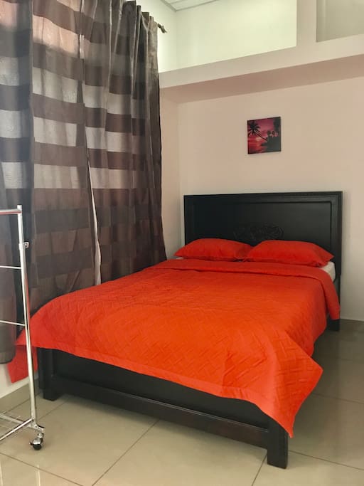 Cama matrimonial con colchón ortopédico junto al balcón