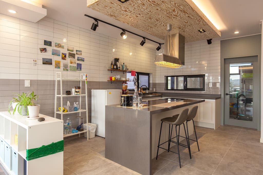 Nice kitchen and bar.