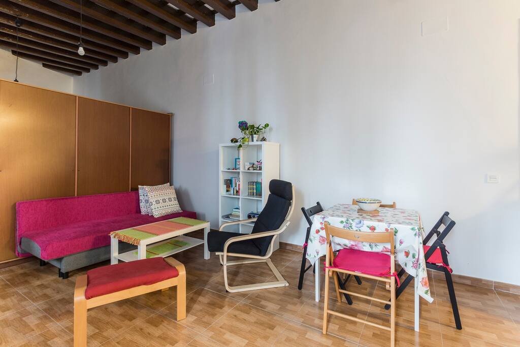 Salón con sofá-cama. Comedor. Foto AIRBNB.