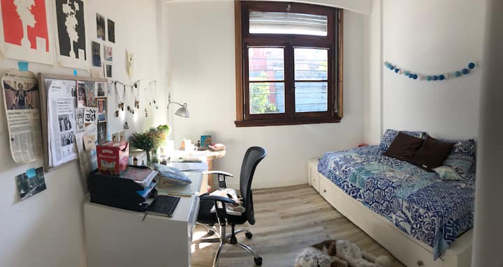 La deuxième chambre dispose de deux lits et d'un bureau. Protections sur les fenêtres pour les mineurs 