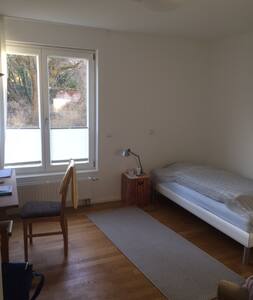 Freundl. Zimmer mit Küche im Münchner Westen